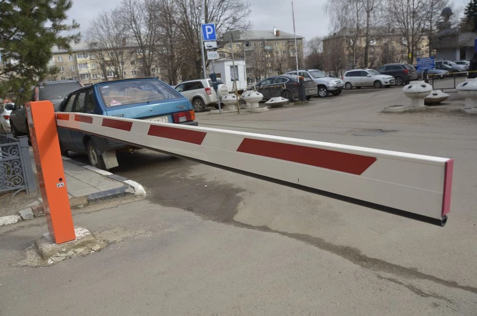 Шлагбаум во дворе правила. Шлагбаум во дворе. Установка шлагбаума во дворе. Табличка на шлагбауме во дворе. Технический регламент установки шлагбаумов.