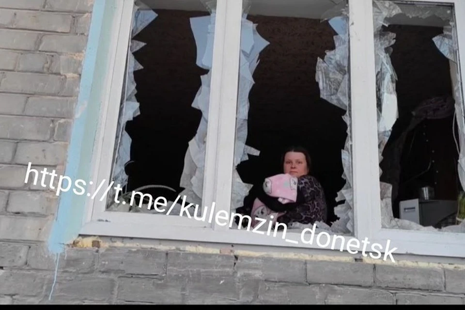 В одном из домов без стекол осталась квартира, где проживает женщина с двумя маленькими детьми. Фото: ТГ/Кулемзин