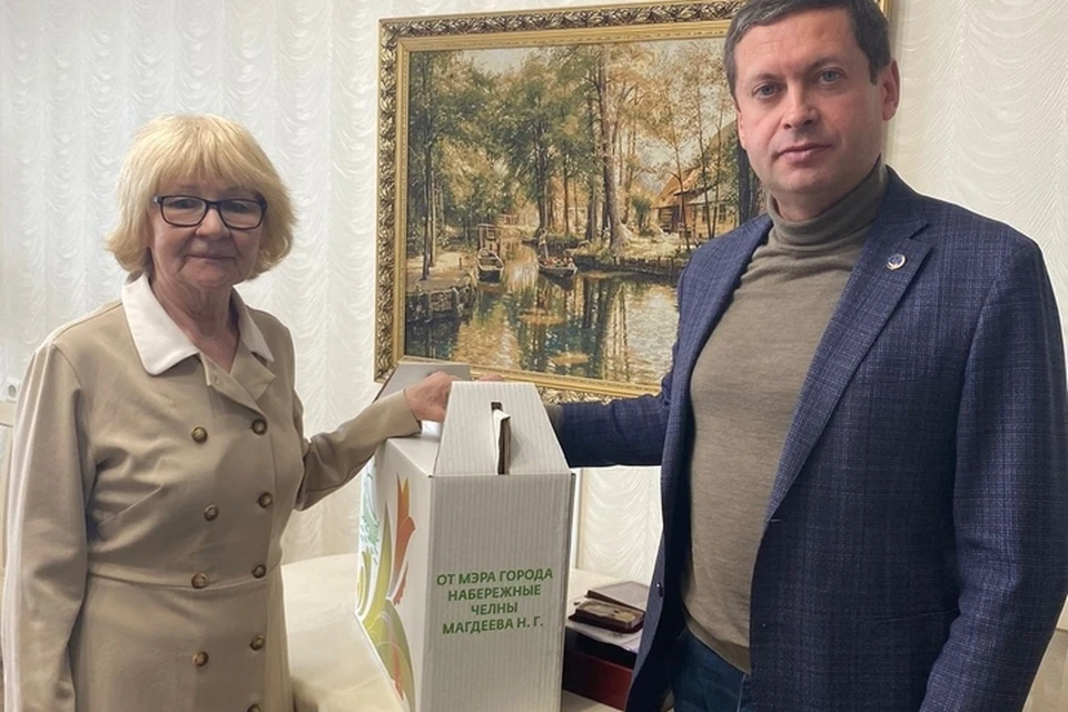 Подарки вручил родным бойцов руководитель Центрального района Эдуард Фаттахов. Фото: nabchelny.ru