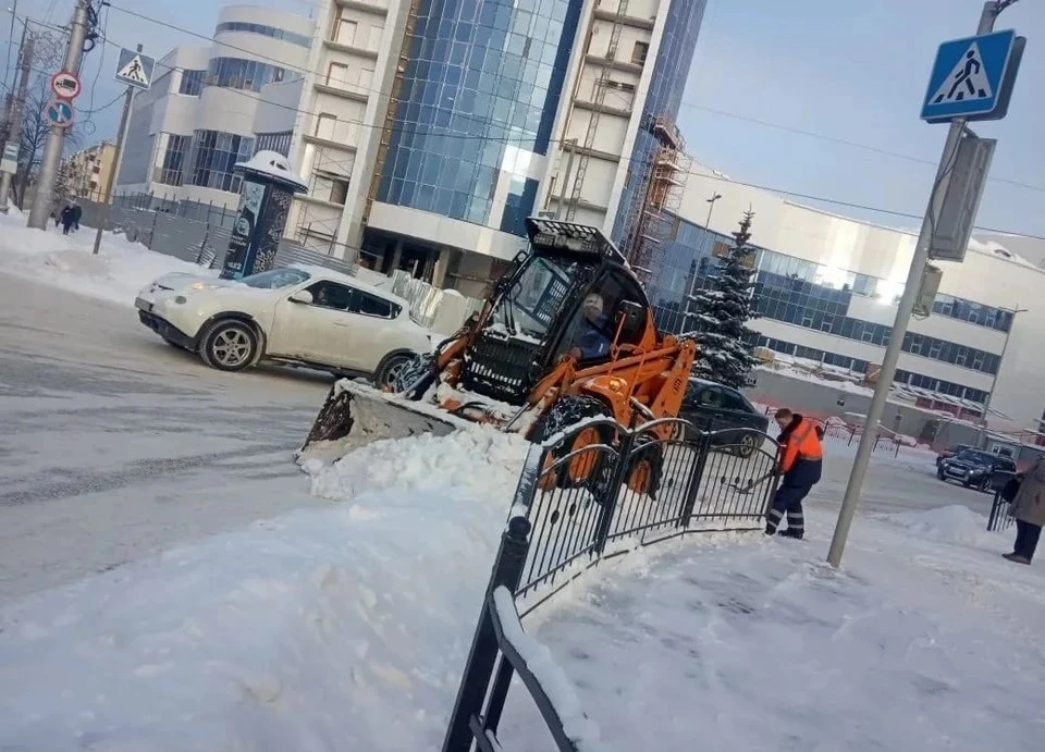 В уборке снега задействовано около 130 дорожных рабочих.