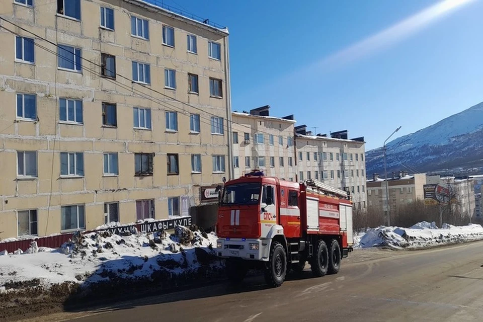 Горящий диван тушили 42 человека в Магадане