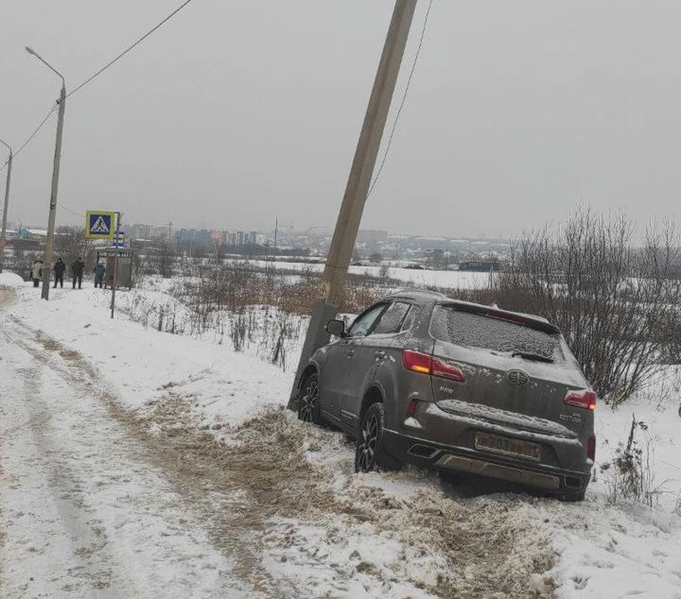 На Веневском шоссе в Туле иномарка врезалась в опору ЛЭП