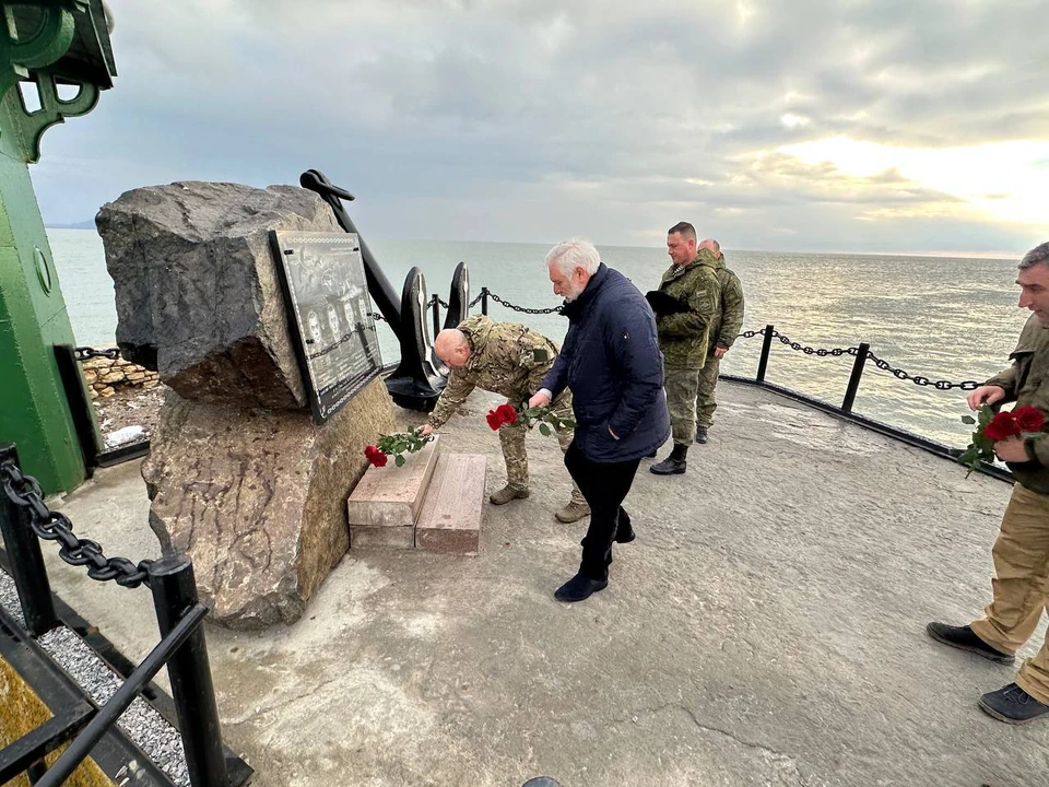 В Мариуполе почтили память о моряках из Новороссийска, погибших в боях за освобождение города. Фото: Телеграм-канал / Глава Мариуполя Олег Моргун