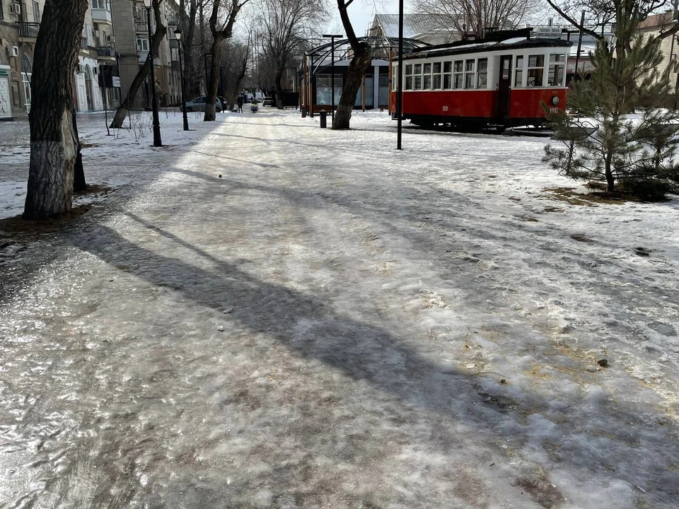 Справиться с гололедом в Волгограде коммунальщикам помогут тепло и дождь.