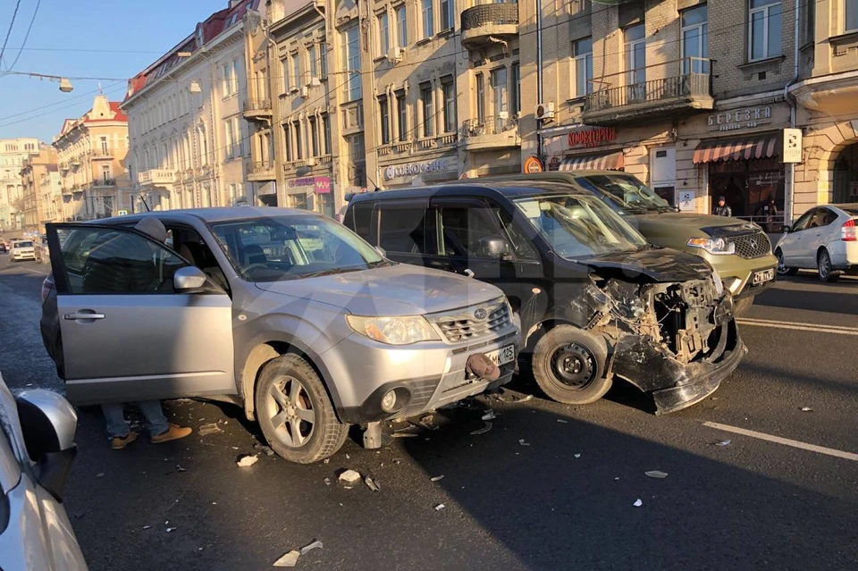 Очевидцы сообщают, что участники ДТП целы.