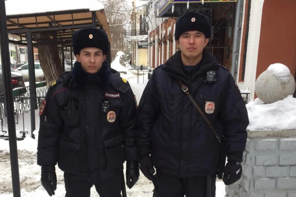 Полицейские услышали крики о помощи и незамедлительно побежали в ту сторону.