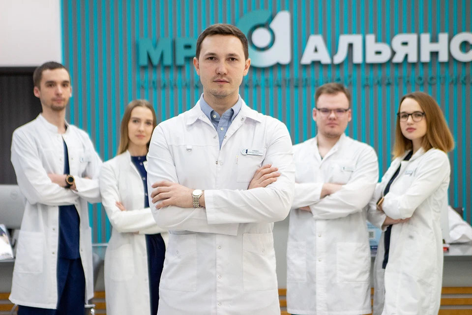 Евгений Кликич (в центре) главный врач, врач-рентгенолог, ведущий специалист по клиническим исследованиям клиники «МРТ Альянс». Фото: Клиника «МРТ Альянс»
