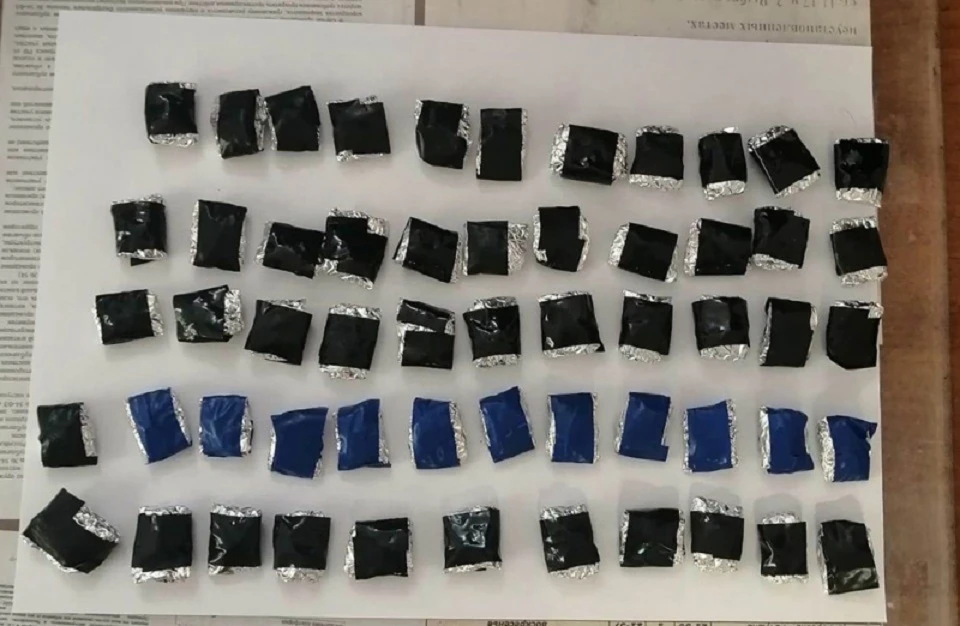Жительницу Братска с 56 свертками наркотиков задержали транспортные полицейские. Фото: пресс-служба Восточно-Сибирского ЛУ МВД России на транспорте