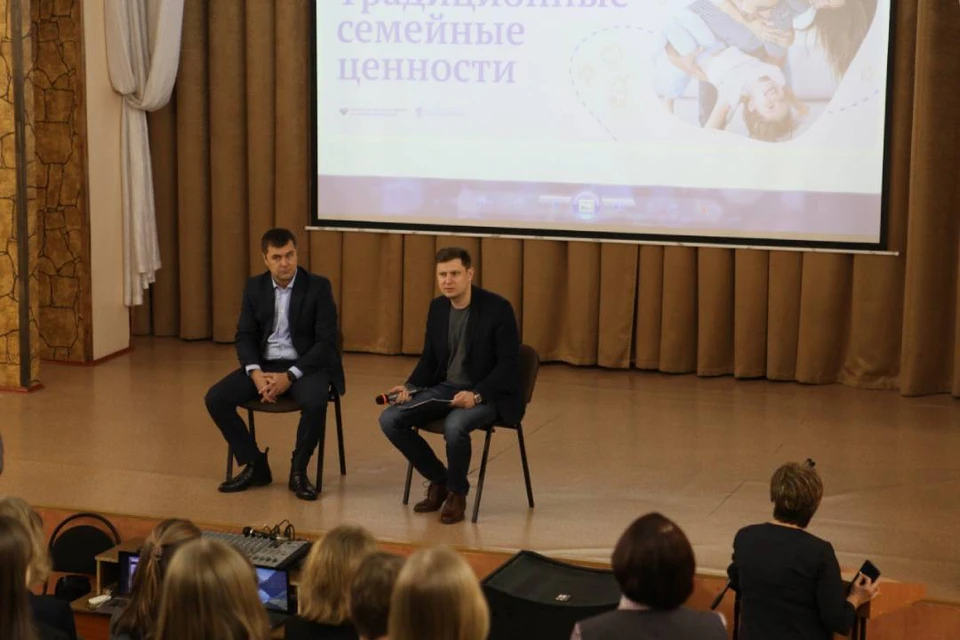 Вице-мэр Иркутска Дмитрий Ружников провёл "Разговор о важном" в гимназии №44.