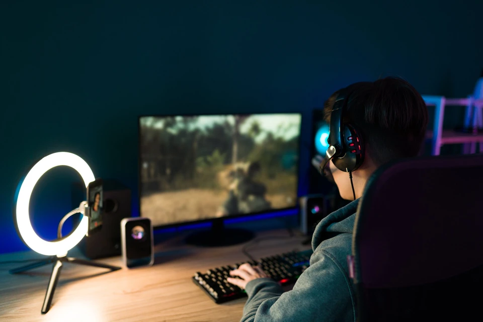 Услуга «Облачные игры GFN» дает возможность любому человеку играть в игры, которые ранее требовали покупки дорогостоящего компьютера. Фото: Пресс-служба Тele2.