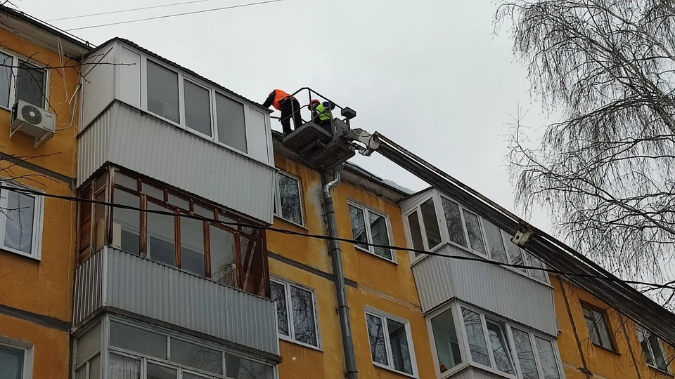 Власти хотят очистить все крыши от снега до новых снегопадов. Фото: администрация Самары.