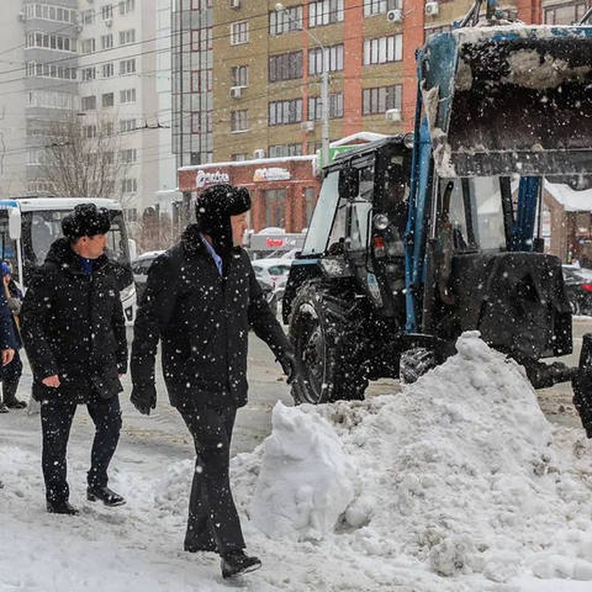 Не опять, а снова! Мэр Уфы из-за плохой уборки снега предложил городским  чиновникам самим взяться за лопаты - KP.RU