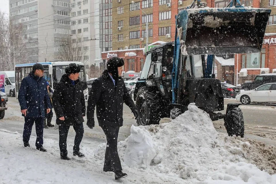 Ранее чиновники уфимской мэрии прошлись по нескольким улицам города и увидели как плохо чистят снег. Фото: пресс-служба уфимской мэрии