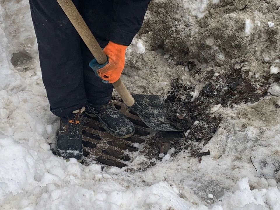 Работники продолжают уборку снега. Фото: городская администрация