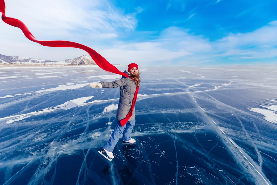 Туристка на льду Байкала.