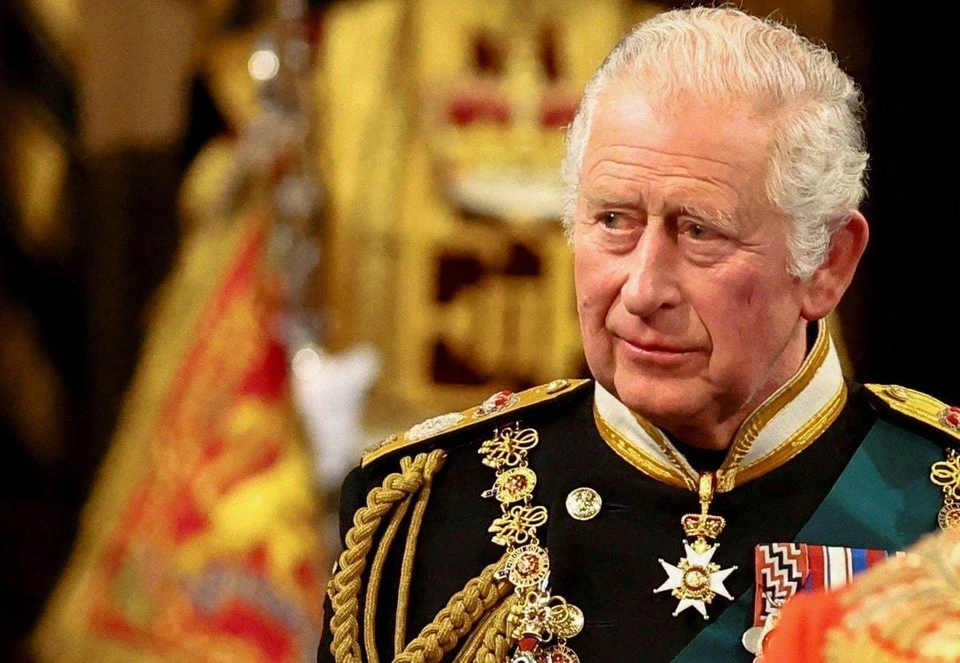 Formalmente, Carlos III accedió al trono inmediatamente después de la muerte de su madre Isabel el otoño pasado.