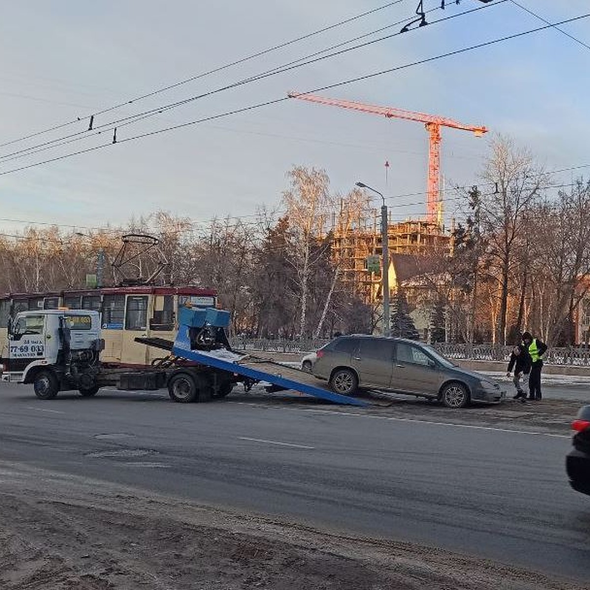 Сломанная машина на путях парализовала движение трамваев в центре  Челябинска - KP.RU