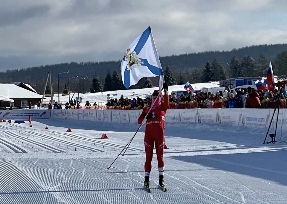 Наталья Непряева с флагом Архангельской области, за которую она выступает на этих соревнованиях. Фото: VK/ Федерация лыжных гонок России