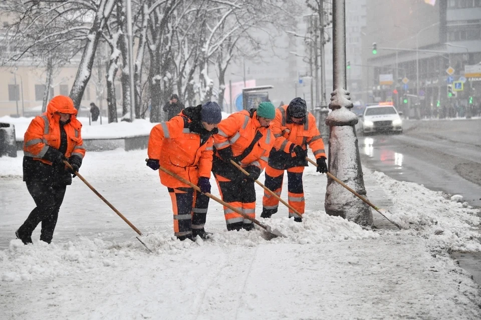 Городские службы Москвы продолжают ликвидировать последствия снегопада