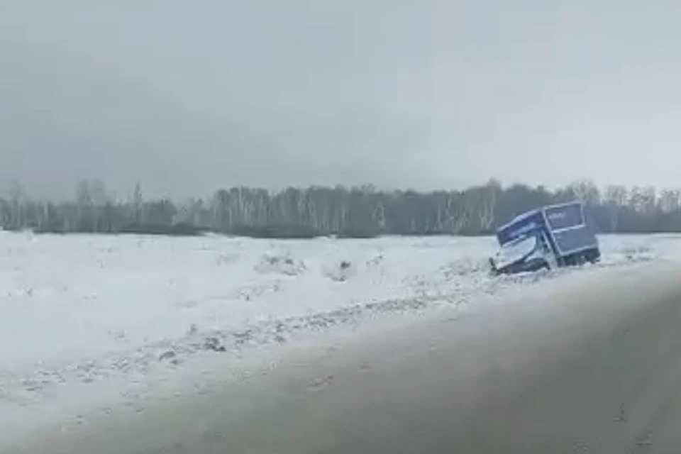 Автомобиль в кювете. Скриншот видео со страницы "БЛОГЕРША РУБЦОВСК"