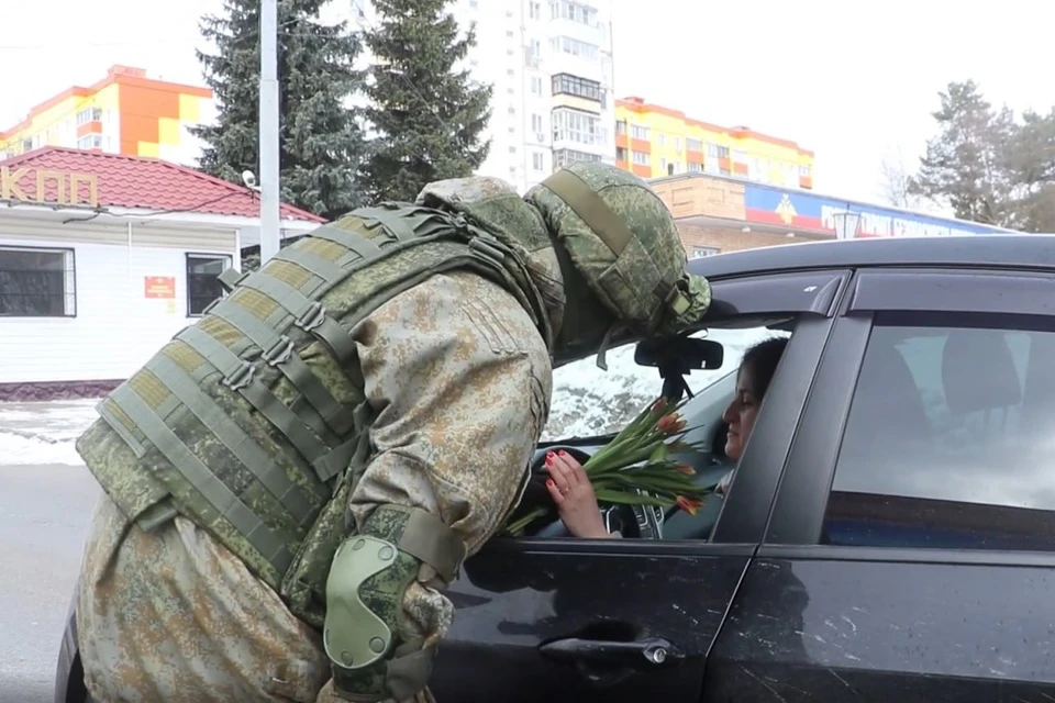 Военнослужащие ракетных войск подарили цветы женщинам в Подмосковье накануне 8 марта Фото: стоп-кадр из видео