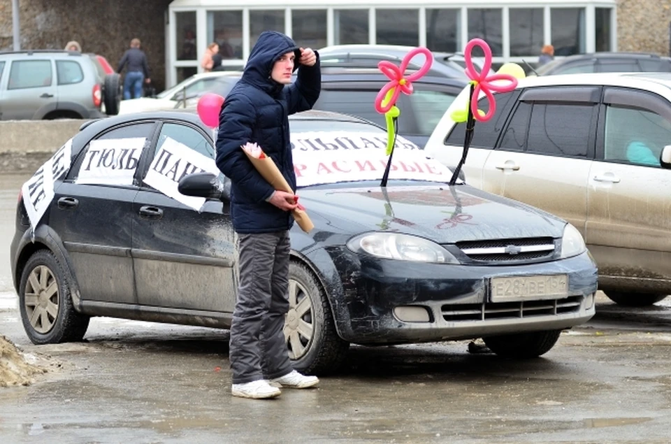 В Новосибирске начали продавать тюльпаны к 8 марта.