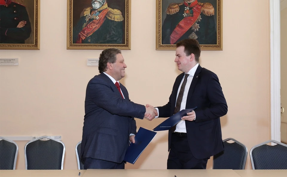Ректор ТПУ Дмитрий Седнев и ректор ИГУ Александр Шмидт подписали соглашение в рамках старта второго в Сибири Информационного центра ОИЯИ.