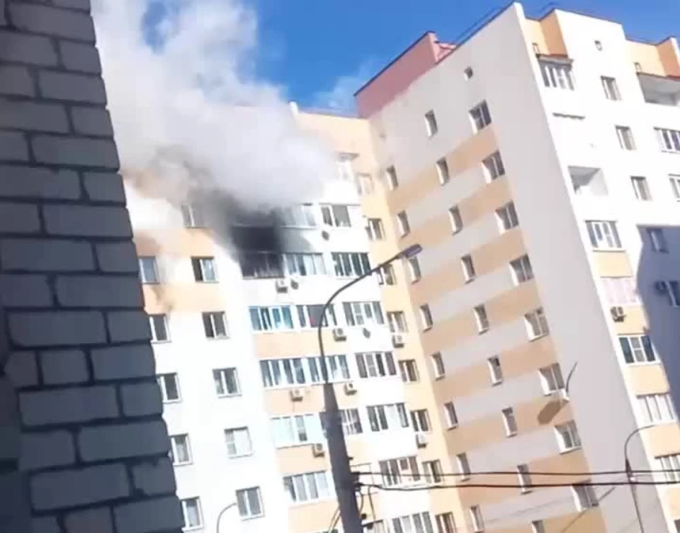 Пламя охватило квартиру на одном из верхних этажей дома
