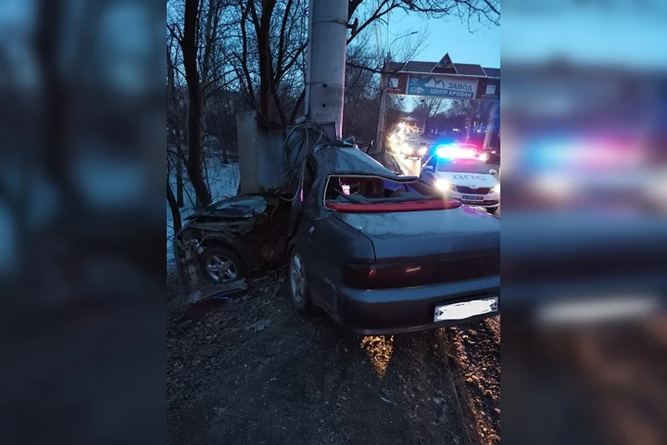 Машина разбилась о столб в Хабаровске 7 марта