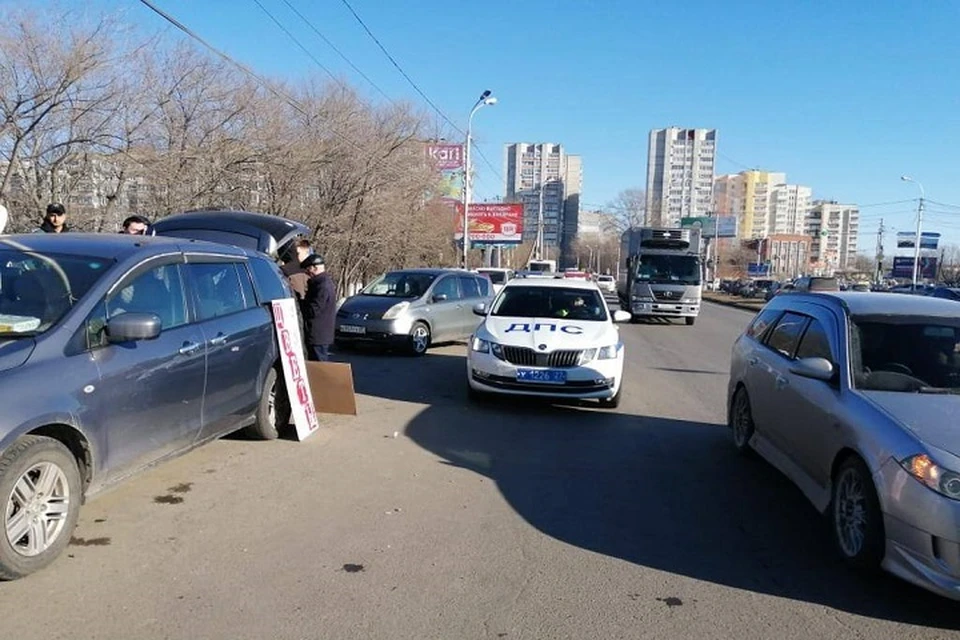 Сотрудники ДПС наказывают покупателей цветов с машин в Хабаровске