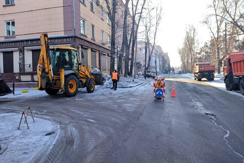 В праздничный день 8 марта дорожные службы продолжают уборку улиц Иркутска