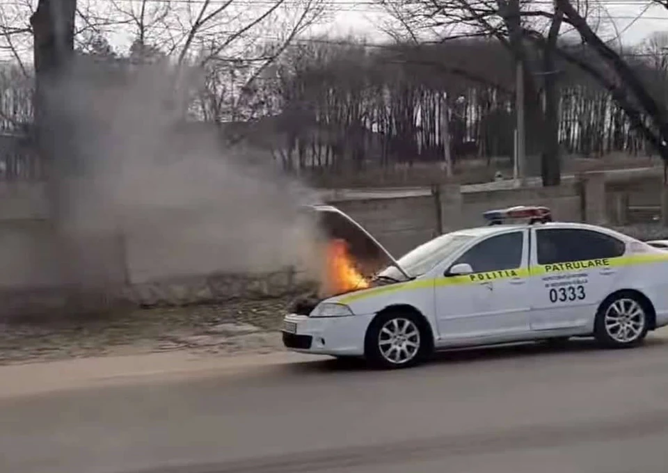 Автомобиль полиции загорелся во время патрулирования (Фото: tv8.md).