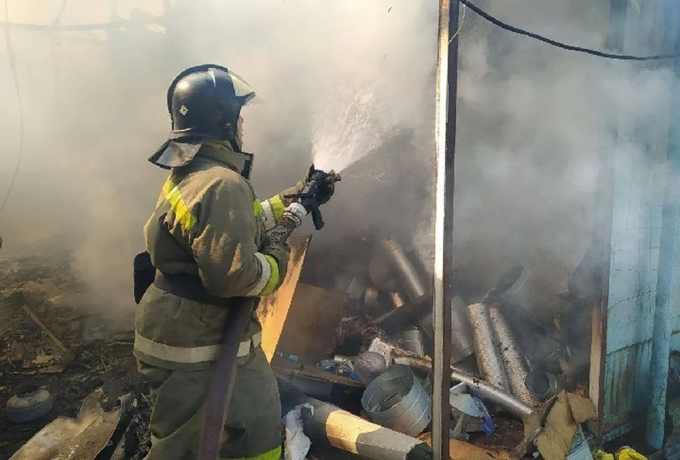 Спасатели ликвидировали возгорание в двух частных домах Киевского района. Фото: МЧС ДНР