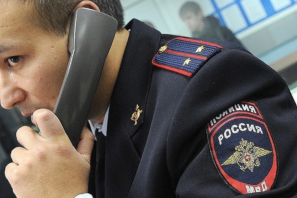 вооруженный мужчина удерживает ребенка в квартире в Нижневартовске