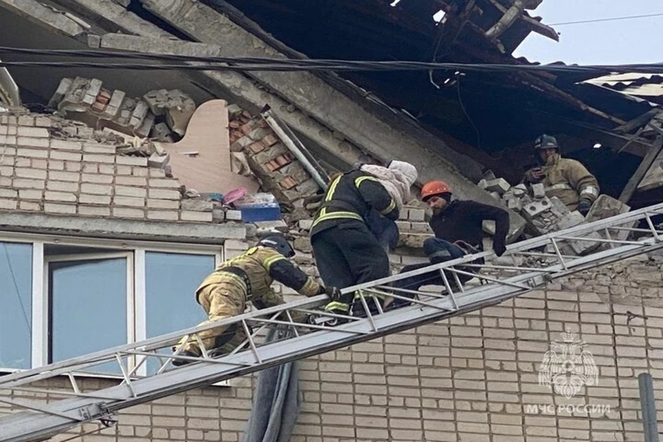 Восемь человек спасли после взрыва бытового газа в многоквартирном доме в Чите. Фото: МЧС России