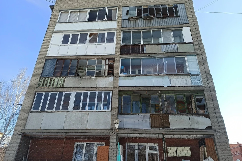 Дом № 41 на улице Линейной: окна до сих пор затянуты пленкой.