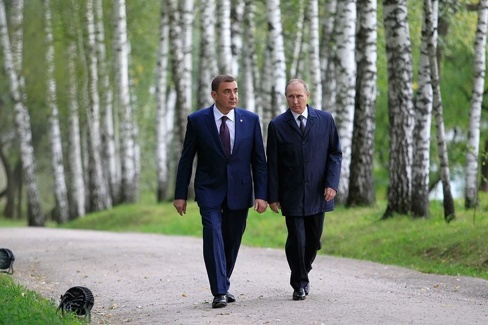 Владимир Путин получил в подарок от губернатора Тульской области такую же рубаху, как носил Лев Толстой
