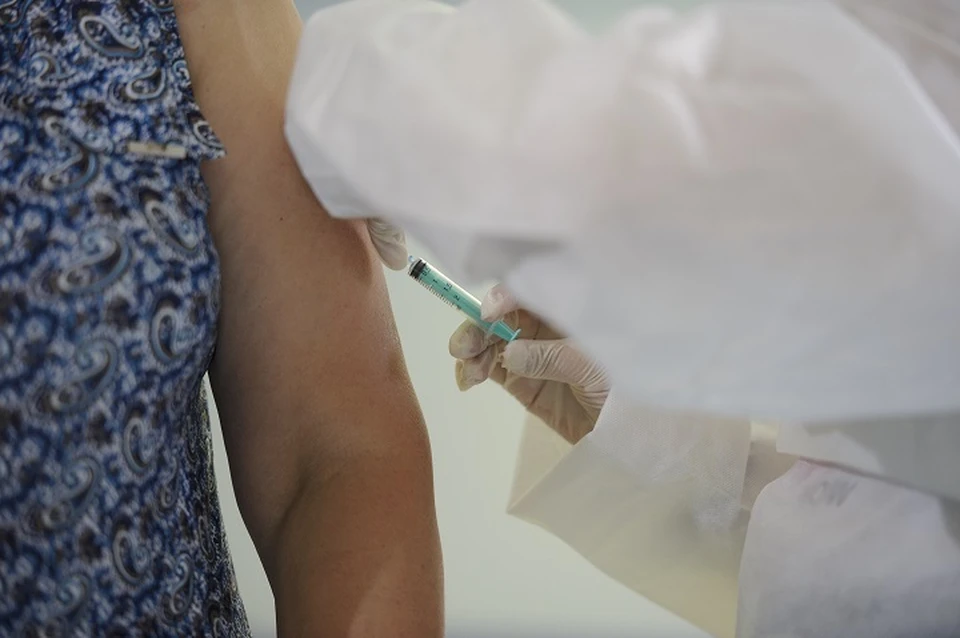 Первые тысячи доз вакцины поступают в медучреждения региона
