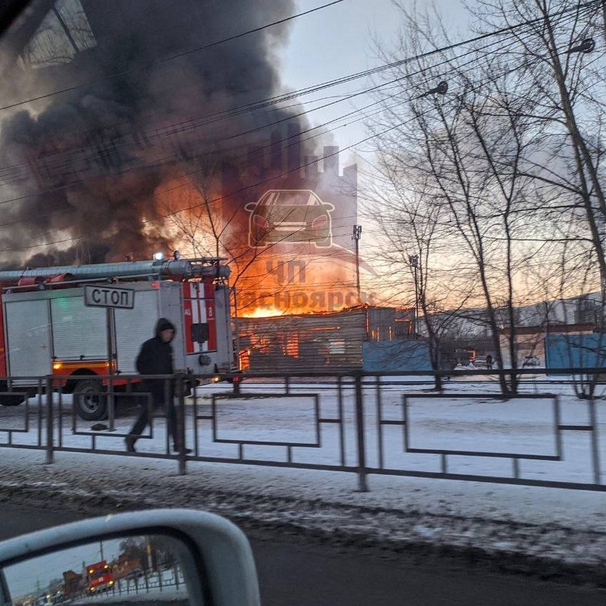 В Красноярске на улице 60 лет Октября загорелось здание автосервиса - KP.RU