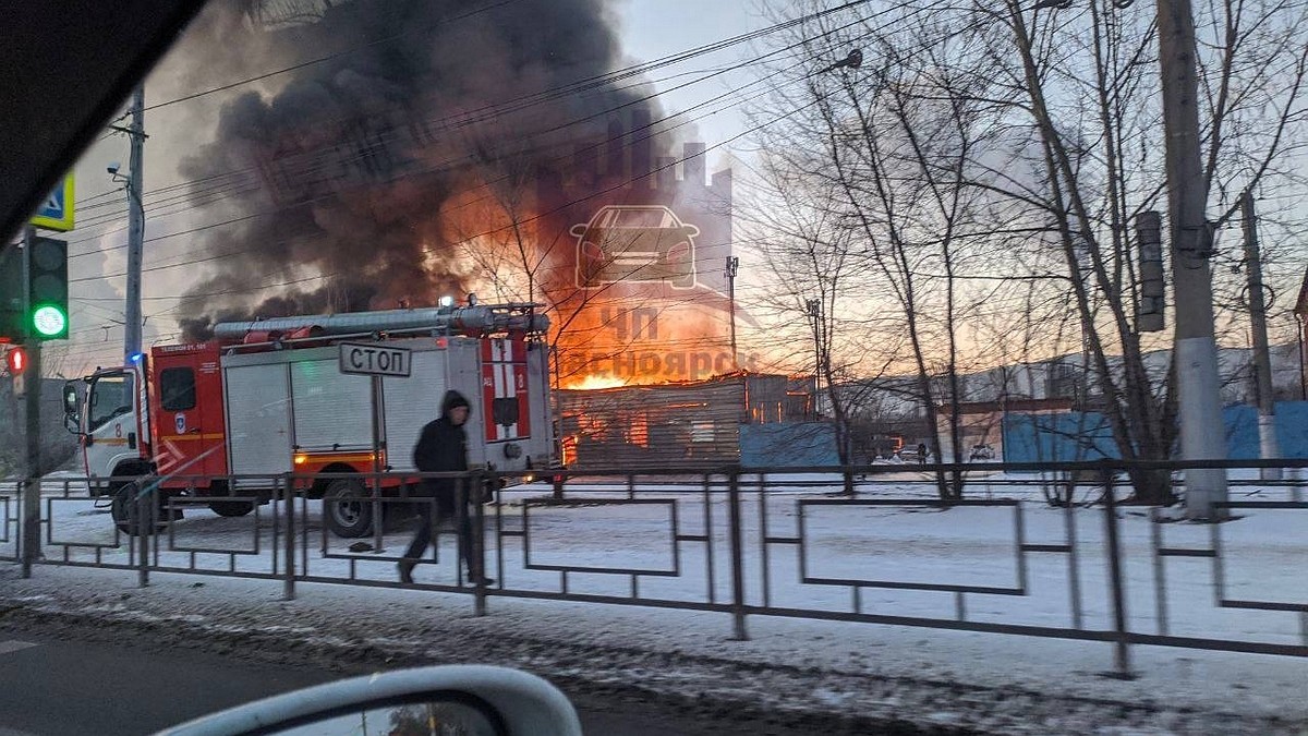 В Красноярске на улице 60 лет Октября загорелось здание автосервиса - KP.RU