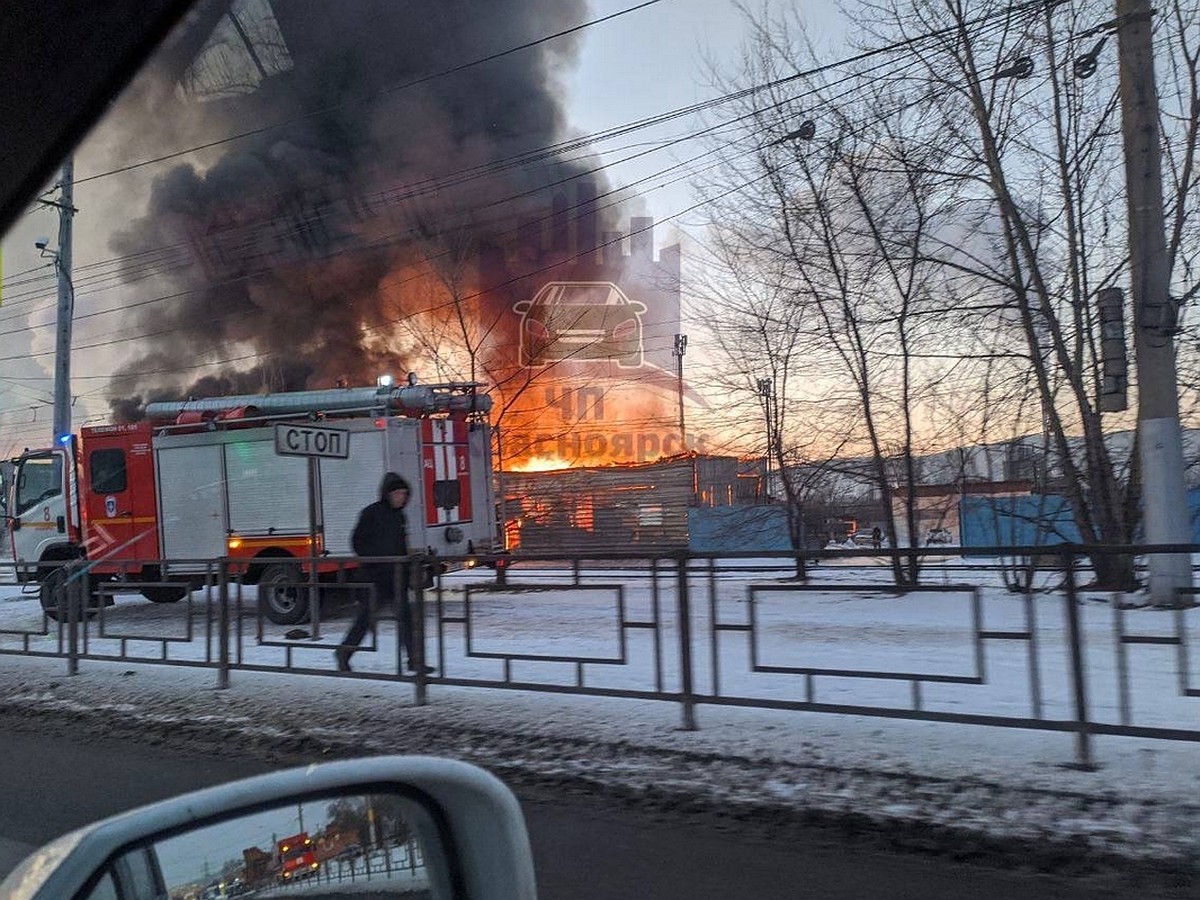 В Красноярске на улице 60 лет Октября загорелось здание автосервиса - KP.RU