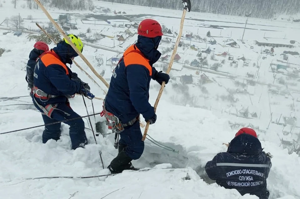 Спасатели принудительно спустили снег со скалы, чтобы не случилось новой лавины. Фото: поисково-спасательная служба Челябинской области