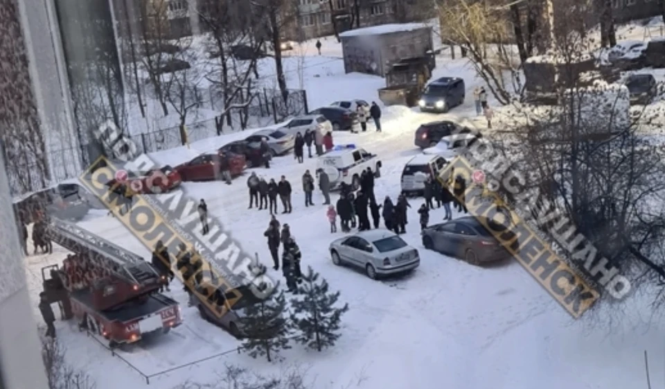 В Смоленске сотрудники МЧС выезжали спасать ребёнка в окне многоэтажки. Фото: «Подслушано Смоленск» ВКонтакте.