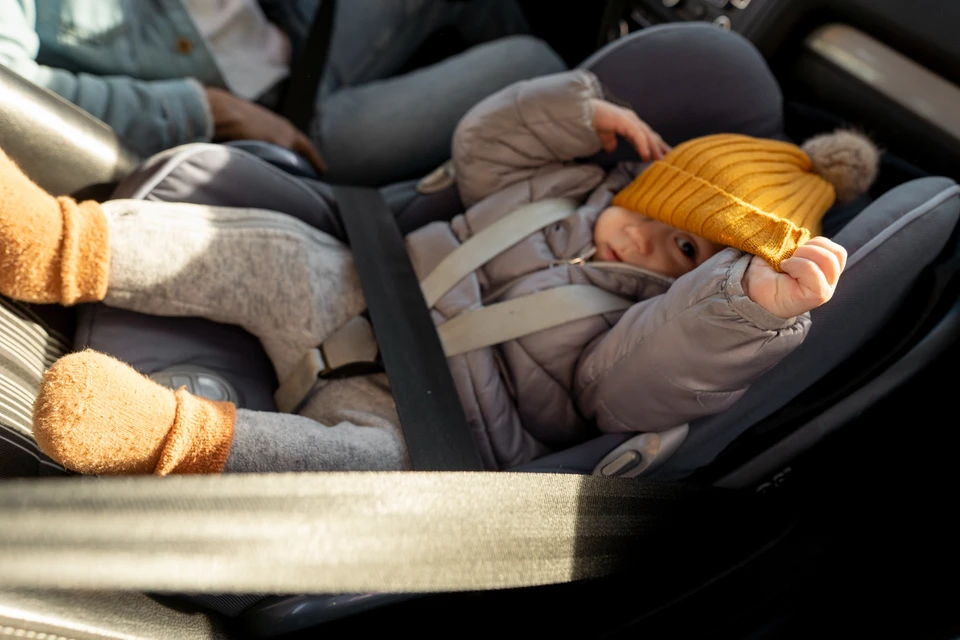 Любая поездка малыша в автомобиле обязательно должна пройти в автокресле! Фото: https://ru.freepik.com/author/freepik.