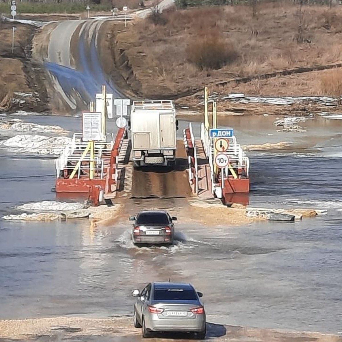 Из-за паводка уберут понтонный мост через реку Дон в селе под Липецком -  KP.RU