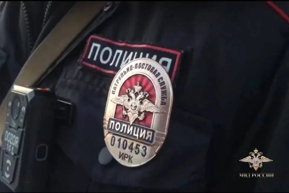 Полицейский из Иркутска вынес из горящего дома мужчину.