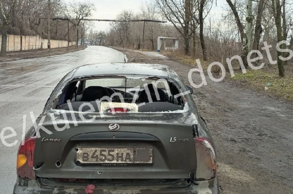 Осколками повредило автомобиль, где находились молодой мужчина и его сын. Фото: ТГ/Кулемзин