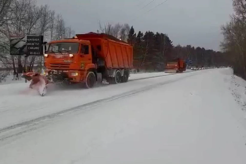 15 спецмашин чистят региональные дороги Приангарья от снега 13 марта. Фото: министерство транспорта и дорожного хозяйства Иркутской области.