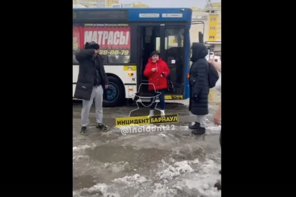 После распыления баллончика в салоне пассажиры вышли на улицу. Скриншот видео паблика «Инцидент Барнаул»