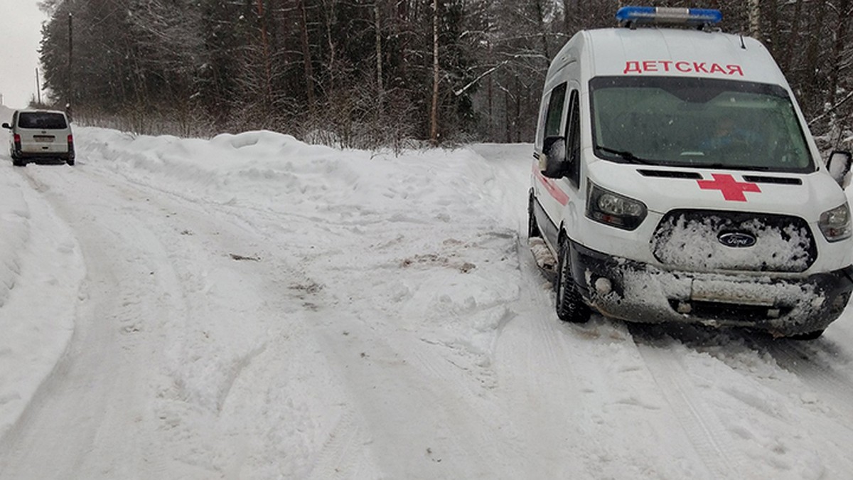 Детская скорая застряла в сугробе и не смогла доехать к пациенту в Тверской  области - KP.RU